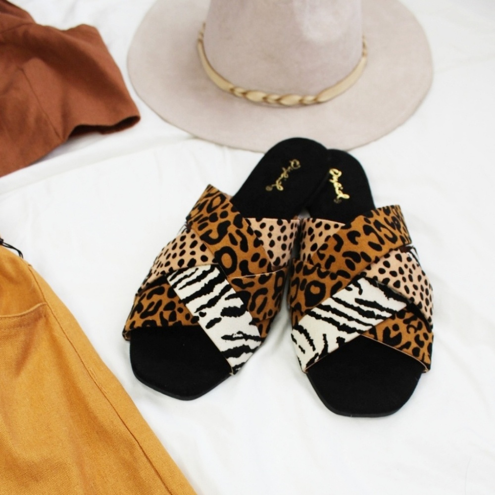 ๐จ//The Cape Cod// Animal print Criss Cross Slides - Picture 4 of 7